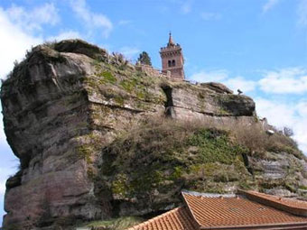 Le rocher du Dabo et la chapelle Saint L&eacute;on