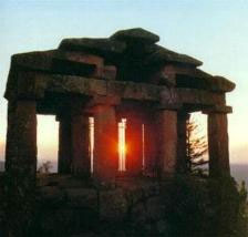 Le temple du Donon au cr&eacute;puscule