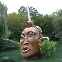 Masque g&eacute;ant sur le lac &agrave; Europa-Park Rust