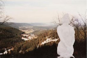 Schneeskulptur auf dem Massiv vom Schneeberg