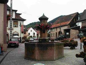 Der Brunnen des Dorfes Oberhaslach im Elsass