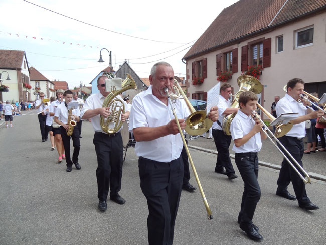 Musique municipale de Niederhaslach au corso fleuri d'Oberhaslach 2014