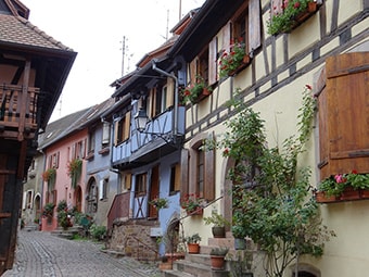 Village d'Alsace aux maisons à colombages